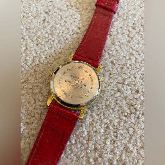 Women’s Red Leather Christmas Wreath Watch - Picture 3 of 4